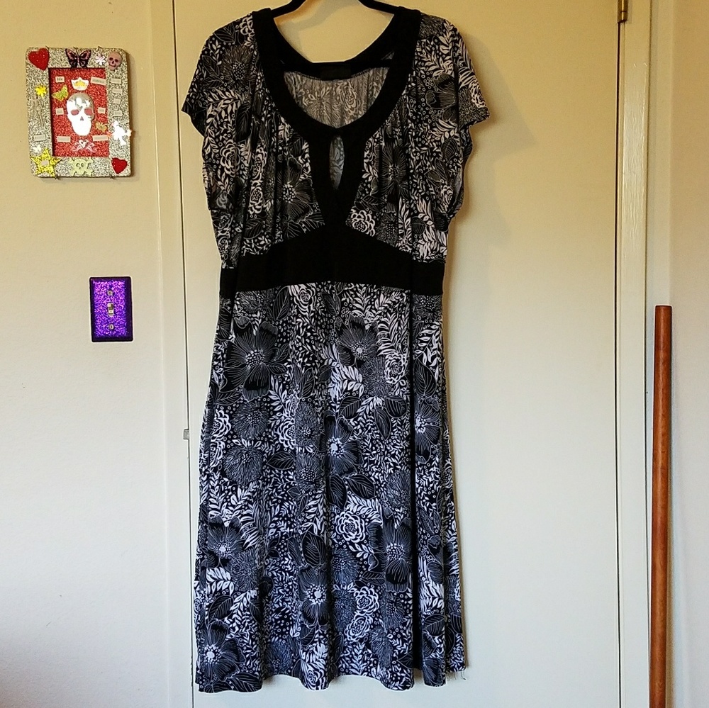 Torrid dress size 4 black and white floral pattern